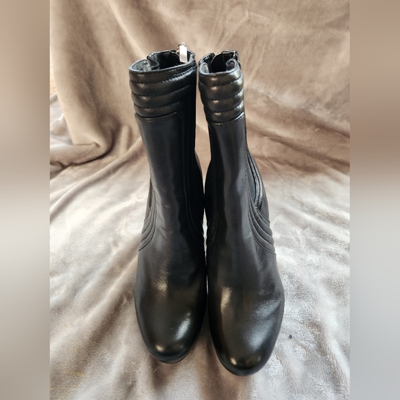 NWOT Guess Woman's Heeled Boots 👢Size 7.5M - Picture 3 of 7